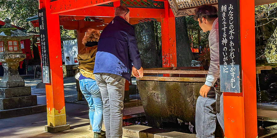 Pray in Hakone Shrine