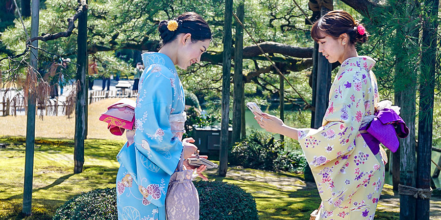 Take Photos in Kenroku-en Garden