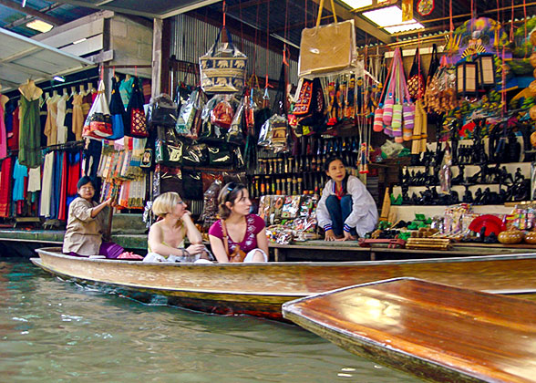 Khlong Bang Luang Floating Market