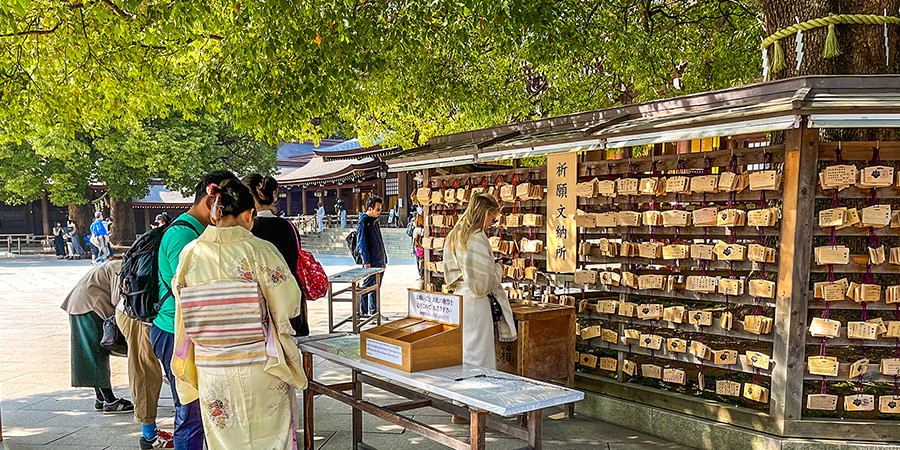Worshipers in Kintoki Shrine