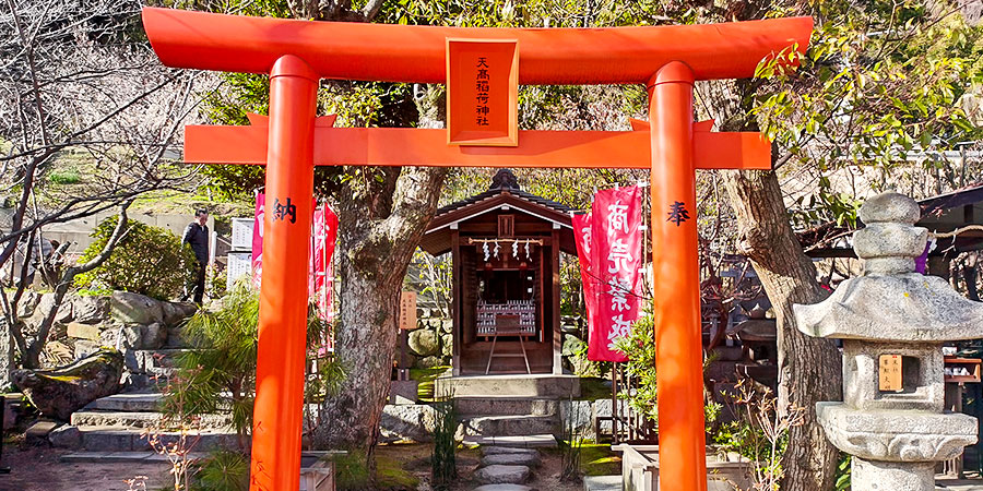 Torri at Ikuta Jinja