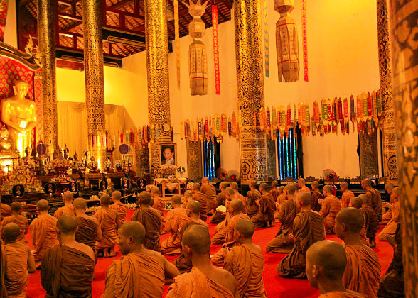 Monks at Wat Chedi Luang