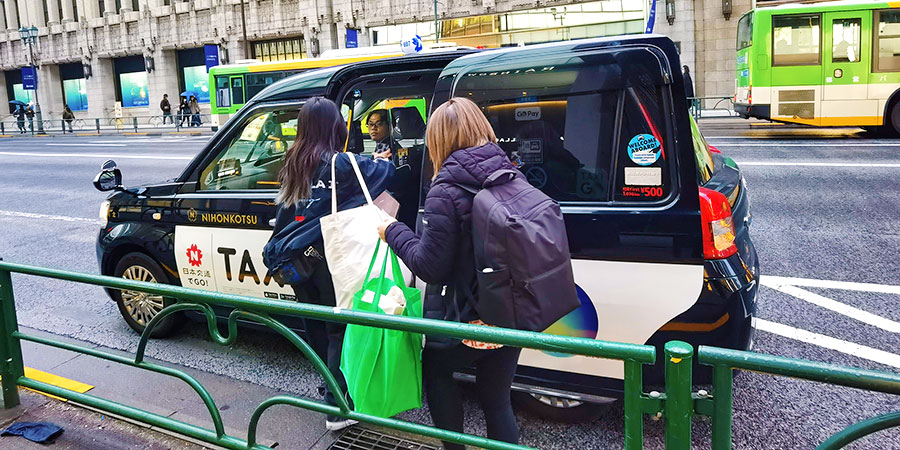 Osaka's Taxi is Suitable for Tourists with Heavy Luggage