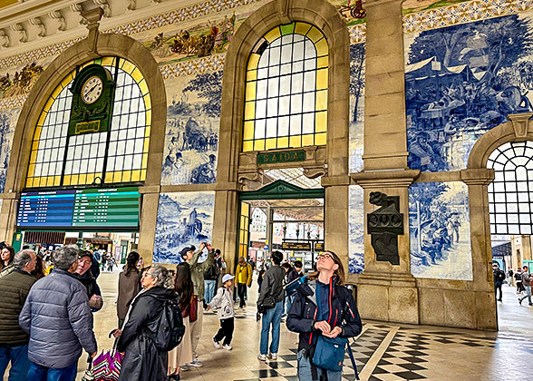 Exquisite Interior of the S?o Bento Railway Station in Porto