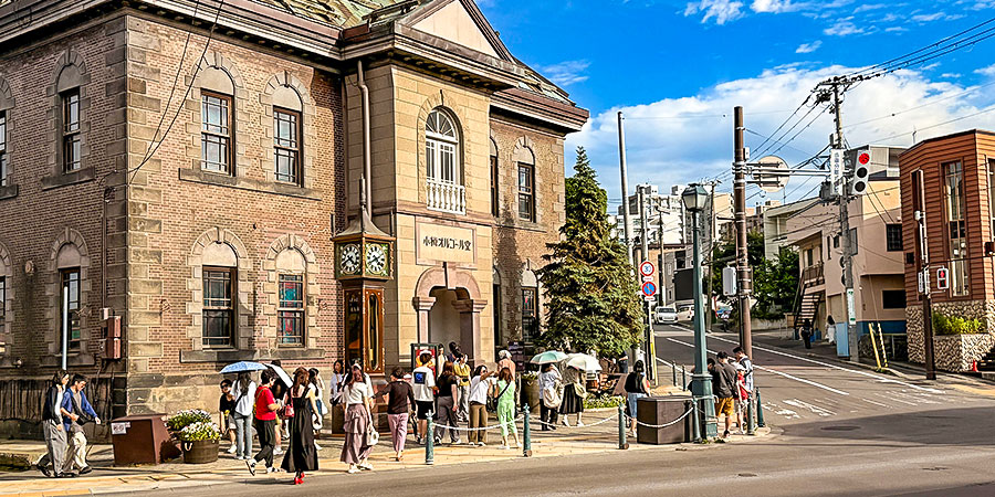 Steam clock at the entrance of the museum