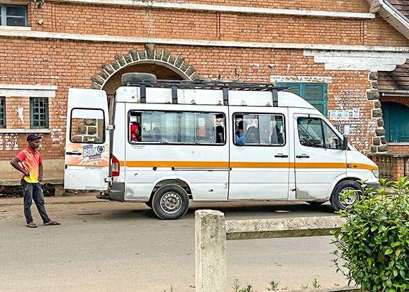 Taxi-brousse with 13 Passenger Seats
