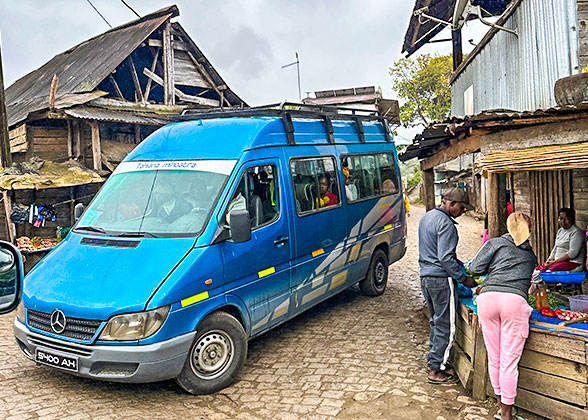 Taxi-brousse Travelling on the Street