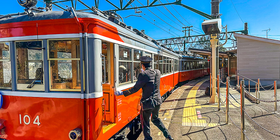Hakone Tozan Train Platform