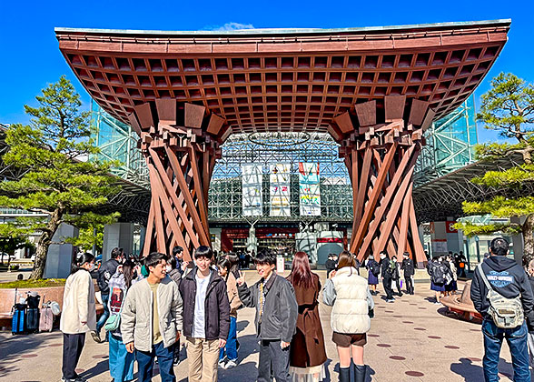 Tsuzumi-mon Gate in Good Weather
