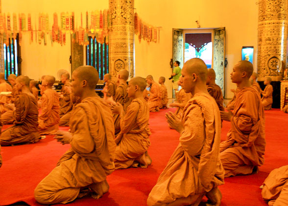Monks at Wat Chedi Luang