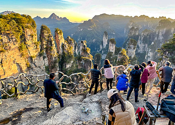 Visit the Tianzi Mountain