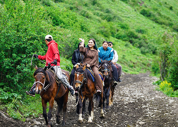 Horse Trekking through the Eagle Valley