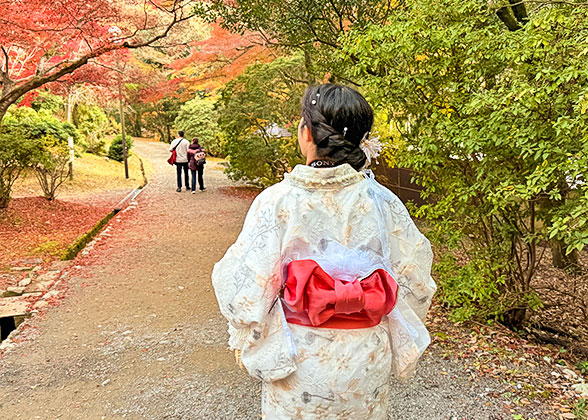 Girl in kimono at Maizuru Park