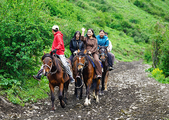 Horse Trekking to the Eagle Valley