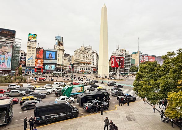 Busy July 9 Avenue (Avenida 9 de Julio)
