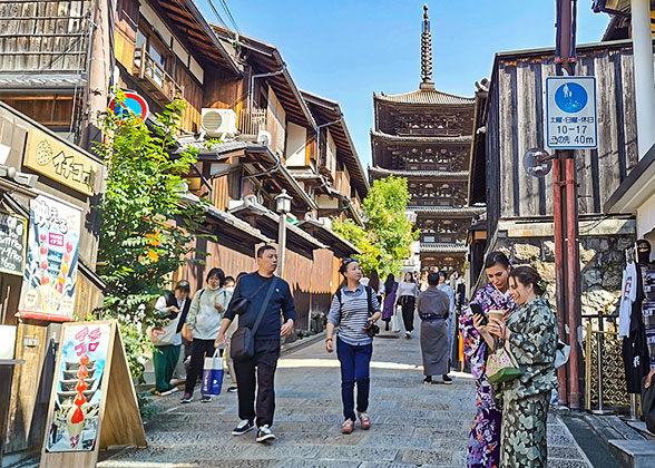 Ninenzaka and Sannenzaka on Clear Day