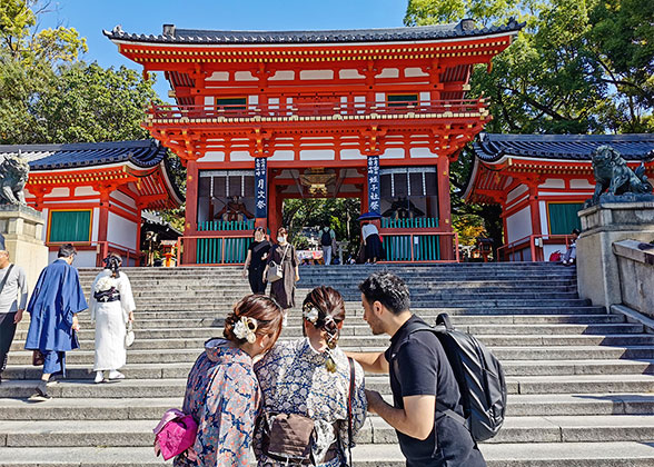 Entrance to Yasaka Shrine in Kyoto
