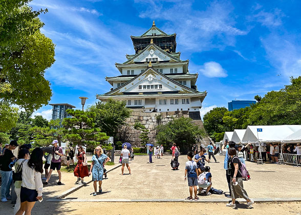 Visit Osaka Castle on Sunny Day