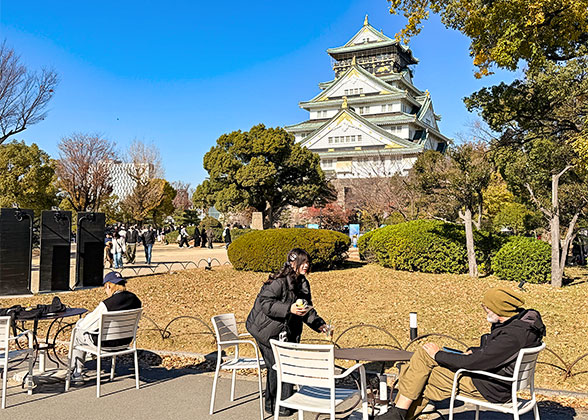 Enjoy Warm Sunlight in Osaka Castle Park