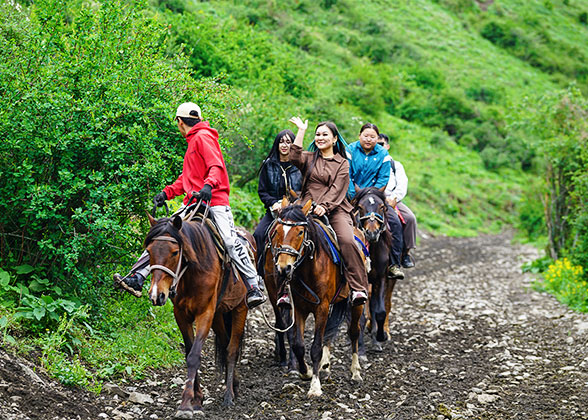 Horse Trekking to the Eagle Valley