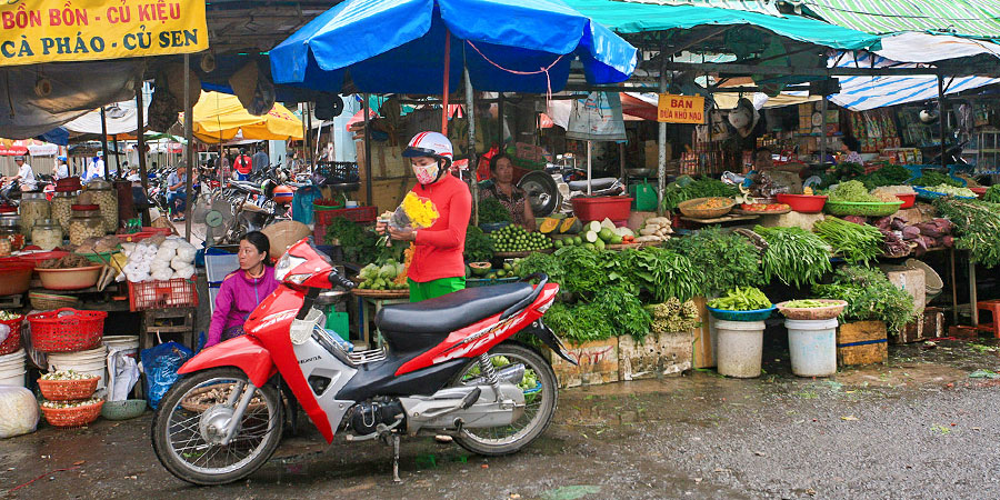 Hanoi's Vegetable Market in Autumn