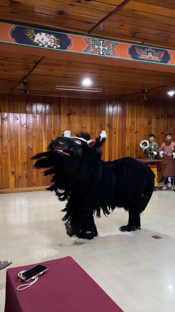 Cham Dance, Paro